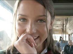 日本人好み過ぎんだろwww18才のガチ白人美少女をバスの中でアナルファック...