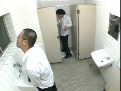 痴女教師とトイレの中で発情セックスする逆レイプ動画