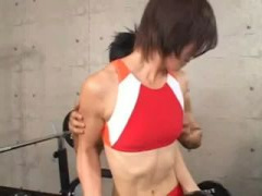 筋肉が凄い! 引き締まったボディの美人レスリング選手がトレーニングジムでイキまくりセックス