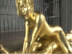 なんと豪華なセックス! 全身金粉まみれで絡み合うキラキラSEX! 金粉まみれの体ってこんなにエロく見えるんですね