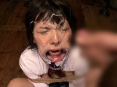 縛られたがる女子校生がイラマチオで口内レイプされる動画