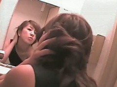 女子トイレ盗撮 マンコ丸見えw隠しカメラが便器に仕掛けられているとも知らずに呑気に鏡にポーズをとるギャルw