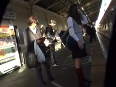 リアル美少女JKチカン 学校帰りの女子校生を追跡して、満員電車でパンツの中に手を入れてマンコを犯す映像! 個人撮影