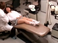 変態歯科医が麻酔で昏睡させ少女を凌辱し、少女は歯科医の性処理人形と化す。