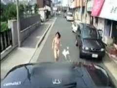 野外 白昼の街中で全裸姿のまま車から置いていかれるM女! 乳を揺らして車を追う!