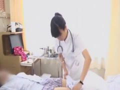 ナース 患者さんのチンポを手で扱いて固くさせ騎乗位で挿入して性交処置する看護婦さん