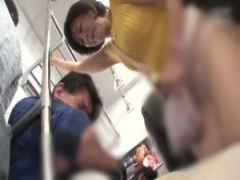 電車で痴漢に狙われたセクシーおばさんはパンストの上からお尻を触られてエロさ爆発してますねえ