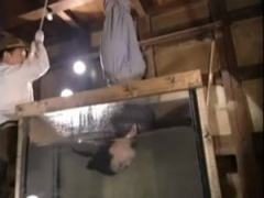 特高に捕まった婦女子が激しく打たれ水責めされる拷問動画