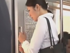 電車通勤中の熟女OLを痴漢レイプ動画
