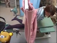 病院に妊娠検査にきた25歳のTバックの娘がカーテン越しに変態医師に騙されて膣内射精される