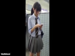 盗撮 エスカレーターで可愛らしい女子校生のスカートをこっそりめくってパンチラ撮影